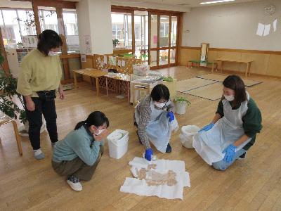 嘔吐処理の仕方を学ぶ