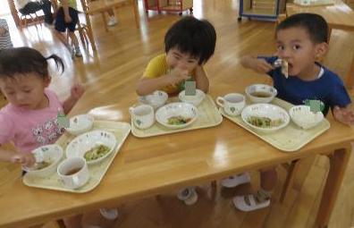 給食を食べる3歳児