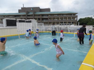 プールで遊ぶ子ども
