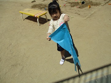 作ったこいのぼりを試す子ども