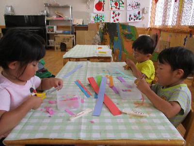 はさみで紙を切っている子ども