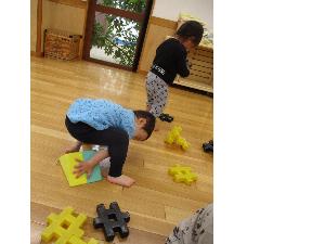 三角ブロックに座ろうとしている