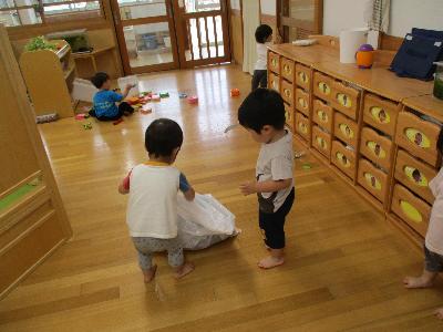 新聞紙を袋に集めている
