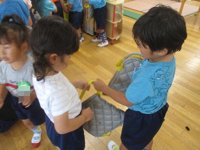 防災頭巾を渡す