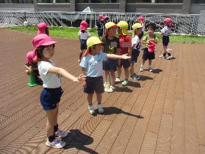 バトンを受け取る子ども