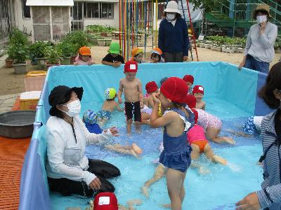 プール遊びを見ている子ども達