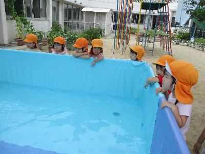 プールを見ている子ども達