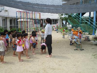 体操を見ている子ども達