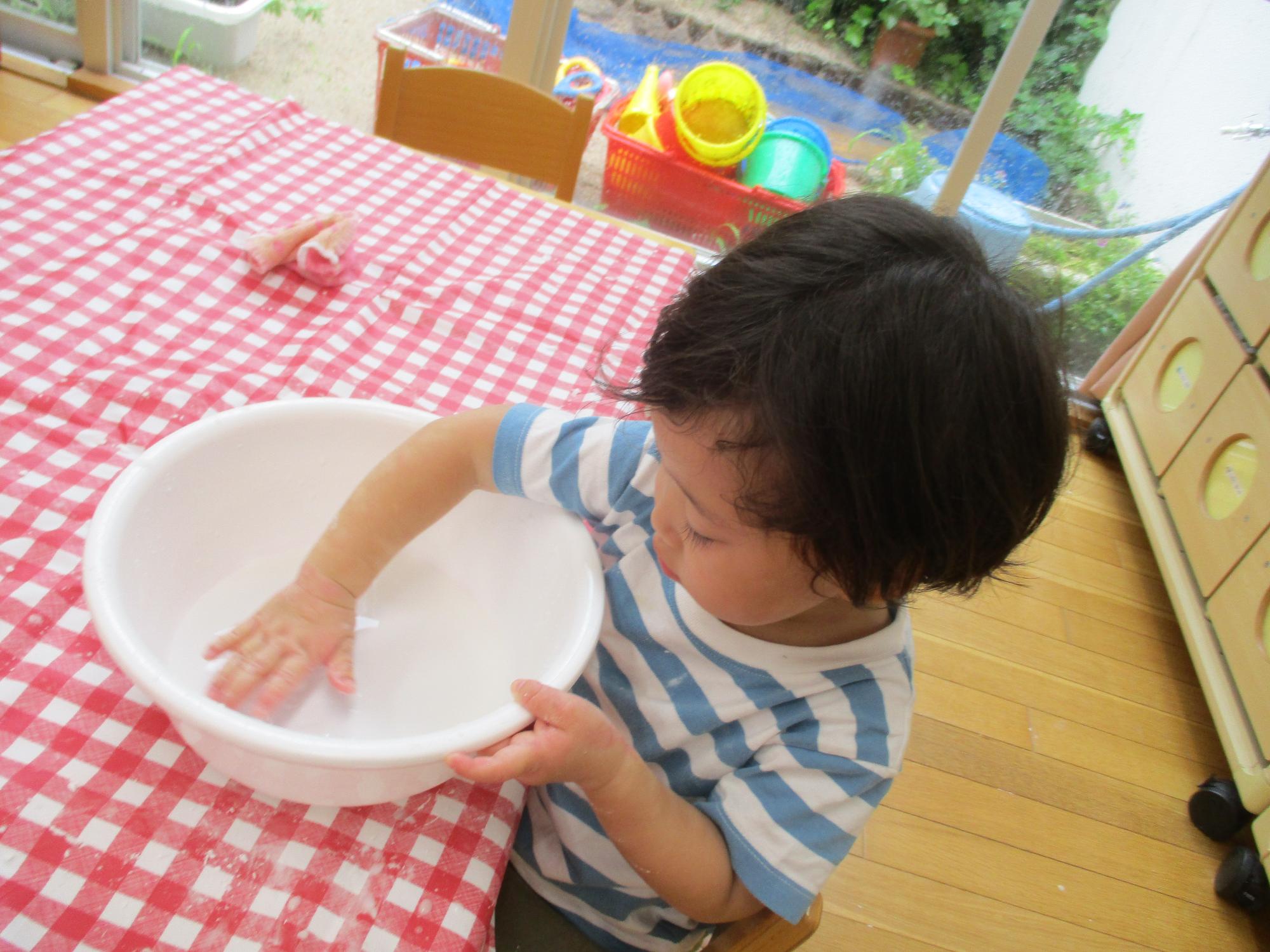 トロトロの片栗粉を触っている子どもその2