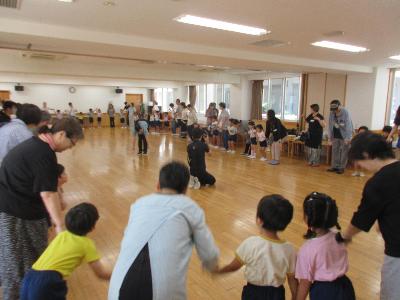 みんなで大きな輪になって