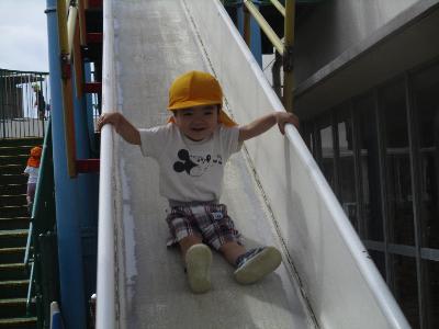 すべりだいを滑る子ども