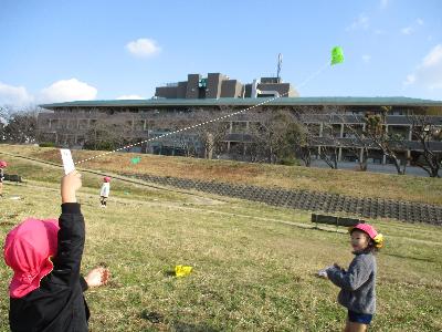 風つよい