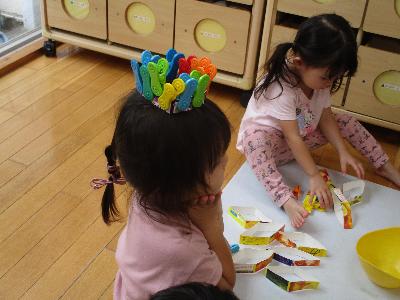 王冠に見立てて遊ぶ