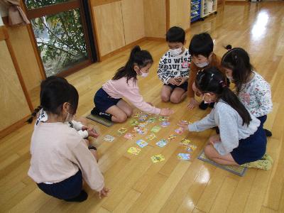カルタを取る子ども1