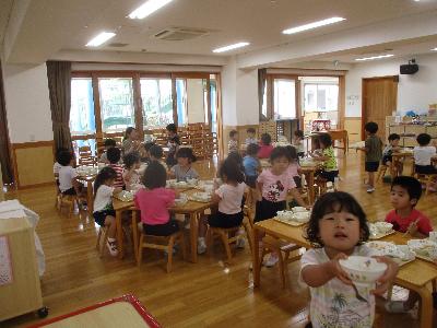 「ピカピカ！」と食べ終わった子ども