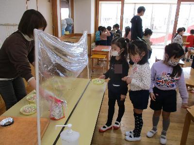 並ぶ子ども