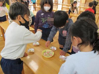 ひなあられ分ける子ども