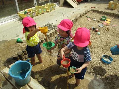 水を落とす子ども