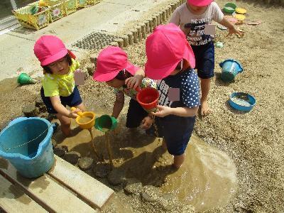 水をすくう子ども