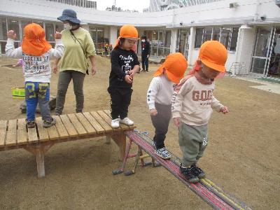 平均台を渡る
