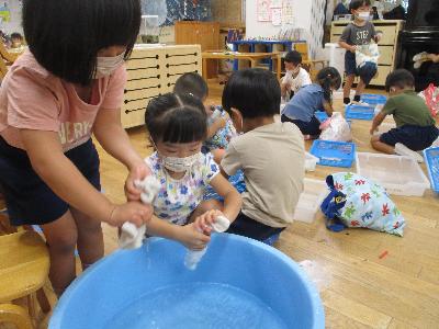 雑巾絞る子