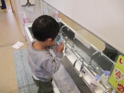 水を口にふくむ