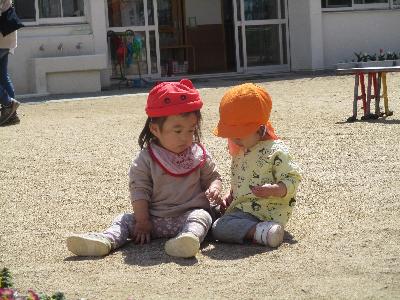 1歳児を気に掛ける2歳児