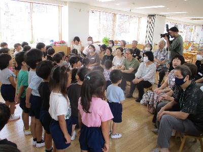 机に身を隠す