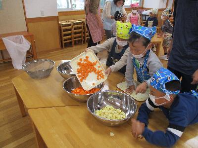 切れた野菜はボウルへ
