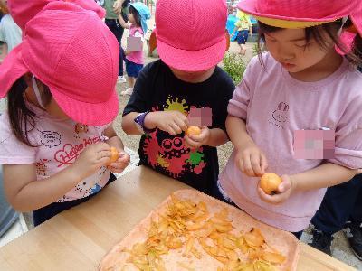 皮をむく子ども