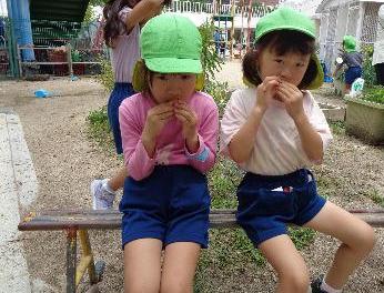 ビワを食べる子ども