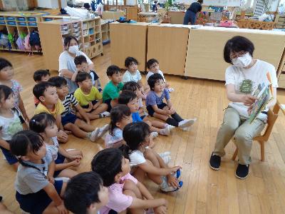 絵本を見る子ども