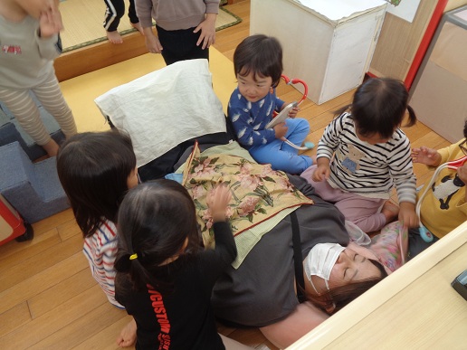 保育者の看病をする子ども