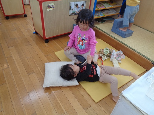 体温を測る子ども