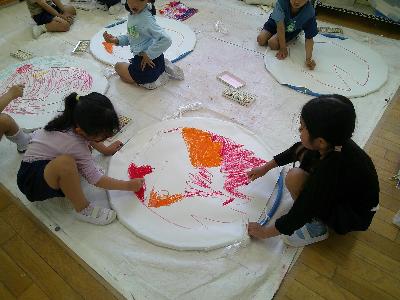 幼年消防クラブ組替式で使用する火の絵を描いている。
