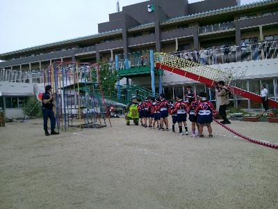 幼年消防クラブ組替式で放水体験をしている。