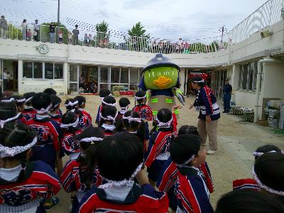 幼年消防クラブ組替式でたみまるに会って喜んでいる。