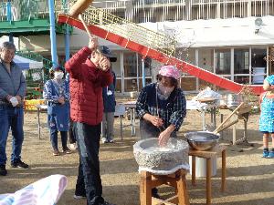 餅をつく地域の方