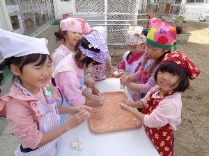 餅を丸める子ども