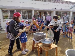 餅をつく子ども
