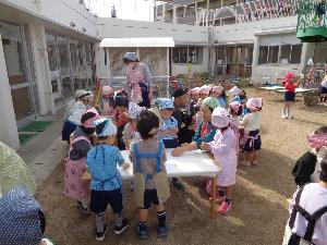 餅を丸める子ども