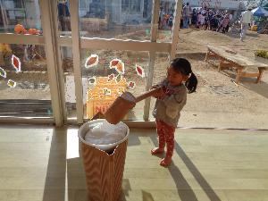 餅をつく真似をする子ども