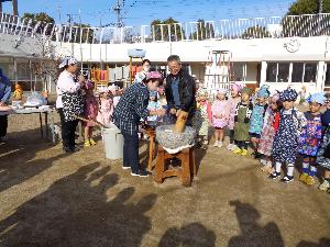 餅をつく地域の方