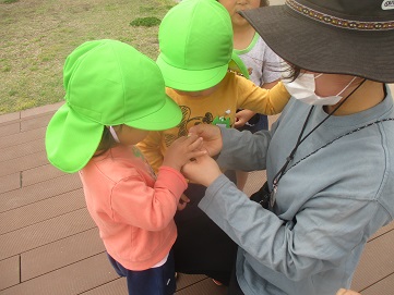 保育者と子ども