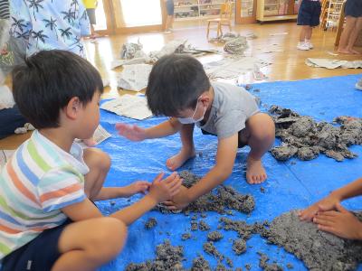新聞粘土をぎゅっ