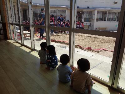 年長児を見ている子ども