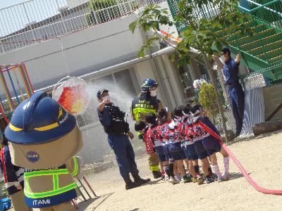 放水する子ども