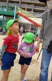 保育者に話す子ども