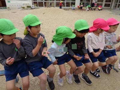 野菜をみんなで食べる子ども