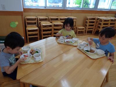 給食を食べる子ども
